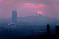 Le soleil se lève derrière Montmartre.