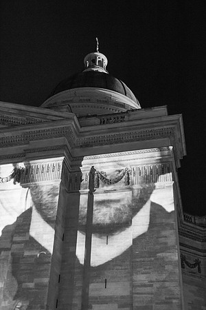 The standing March au Panthéon
