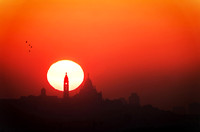 Le soleil se lève derrière Montmartre.